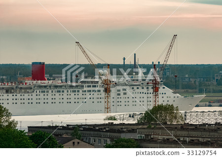 White cruise liner White cruise liner 33129754
