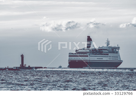 Big cruise liner Big cruise liner 33129766