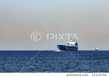 Blue bulk carrier 33129798