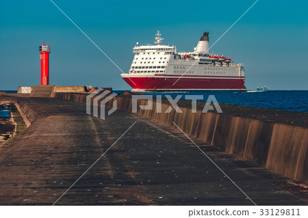 Red cruise liner 33129811