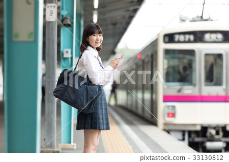 等待火車攝影合作的女學生“京王電鐵有限公司” 等待火車攝影合作的女學生“京王電鐵有限公司” 33130812