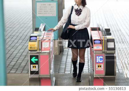 高中女生通過自動檢票口“京王電鐵有限公司”拍攝合作 高中女生通過自動檢票口“京王電鐵有限公司”拍攝合作 33130813