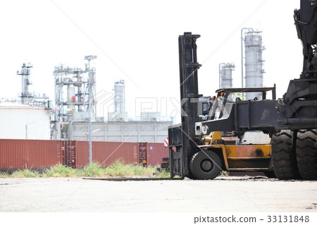 train with refinery 33131848