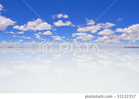 [Bolivia] Mirrored Uyuni salt lake 33132357