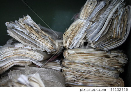 堆疊的舊書頁 33132536
