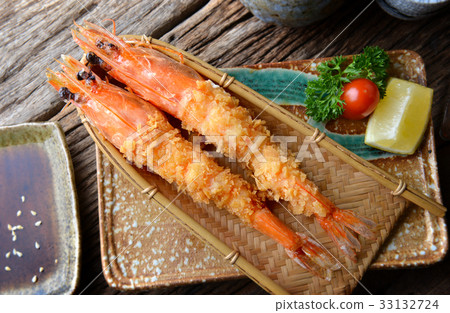 Deep fried shrimp in Japanese style or ebi furai. 33132724
