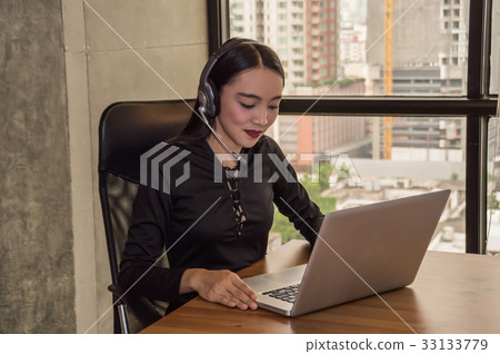 Callcenter is answering the phone customer question. 33133779