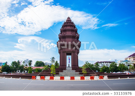 The Independence monument with in Phnom Penh 33133976