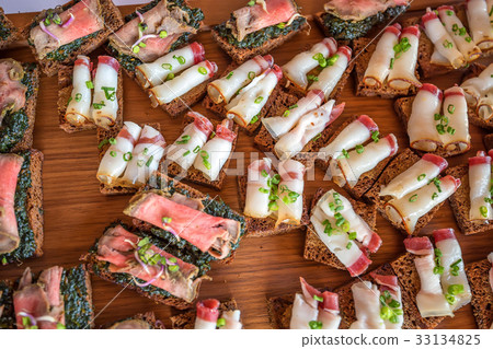 Top view piece of rye bread and lard snack 33134825