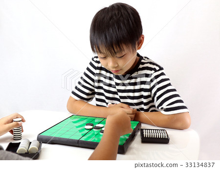 小孩在玩奧賽羅 33134837