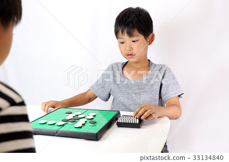 Child playing with Othello 33134840