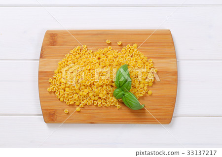 small pasta shells 33137217