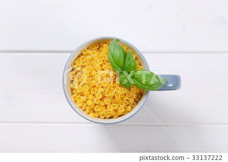 small pasta shells 33137222