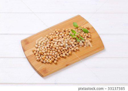 raw chick peas 33137385