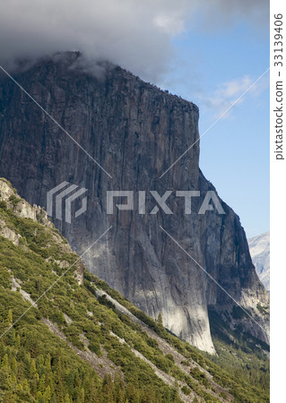 El Capitan seen from the tunnel view El Capitan seen from the tunnel view 33139406