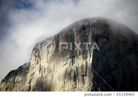The top of El Capitan gets a light cloud 33139465