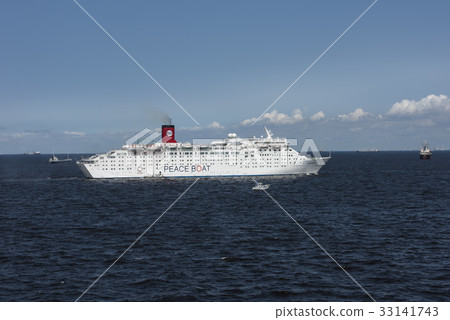 Ocean Dream leaving Yokohama Port Ocean Dream leaving Yokohama Port 33141743
