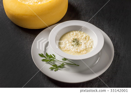 正宗的奶酪燴飯奶酪燴飯意大利菜 33142001