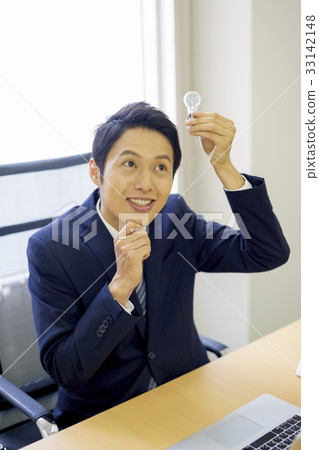 令人耳目一新的年輕商人在西裝誰感覺有機會受到一個新的想法的啟發 33142148