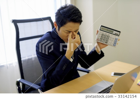 我無法盈利！生氣！我的眼睛疼！在衣服的年輕商人困擾與做單手的行情在計算器 33142154