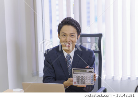決定這個數量令人耳目一新的年輕商人穿著西裝，用一隻手拿著報價合同金額與計算器和建議 33142181
