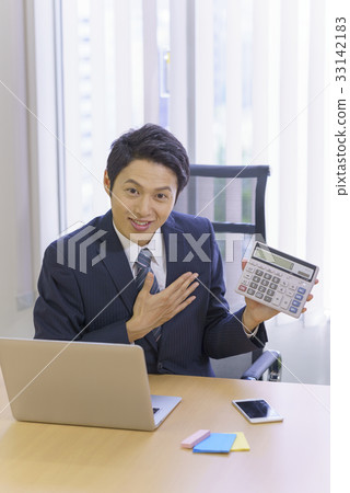 請留下！一套衣服的刷新的年輕商人與提出行情合同價格的計算器在一隻手上提出解釋 33142183