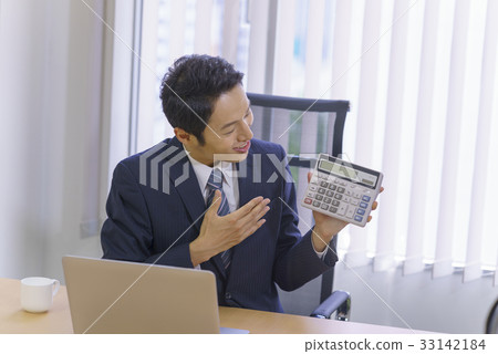 請留下！一套衣服的刷新的年輕商人與提出行情合同價格的計算器在一隻手上提出解釋 33142184