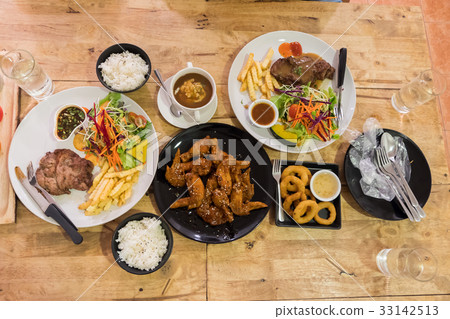 Top view of pork pepper steak with vegetable 33142513