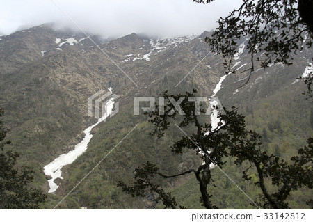 Frozen Mountain Streams 33142812