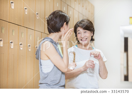Women speaking in the gym locker room 33143570