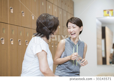 Women speaking in the gym locker room 33143571