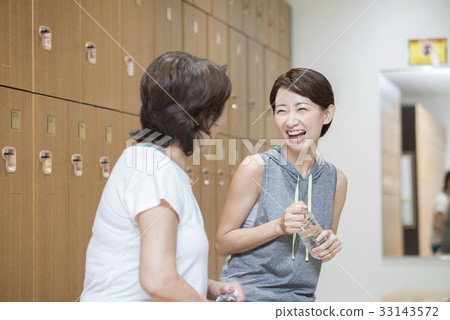 Women speaking in the gym locker room 33143572
