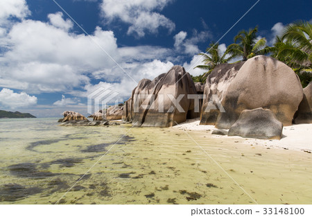 island beach in indian ocean on seychelles 33148100