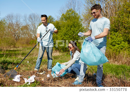 volunteers with garbage bags cleaning park area volunteers with garbage bags cleaning park area 33150778