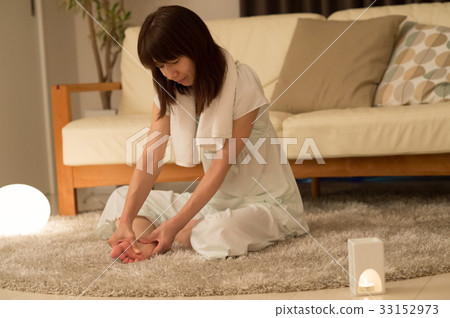 Foot massage woman Foot massage woman 33152973