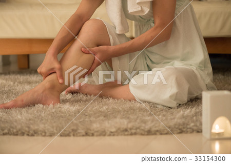 Foot massage woman Foot massage woman 33154300