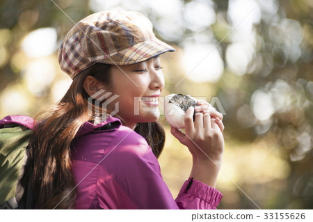 Mountain girl backpacker trekking Mountain girl backpacker trekking 33155626