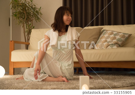 A young woman stretching A young woman stretching 33155905