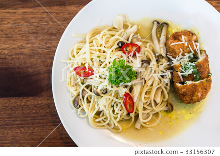 The spaghetti with mushroom and fried chicken The spaghetti with mushroom and fried chicken 33156307