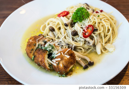The spaghetti with mushroom and fried chicken The spaghetti with mushroom and fried chicken 33156309