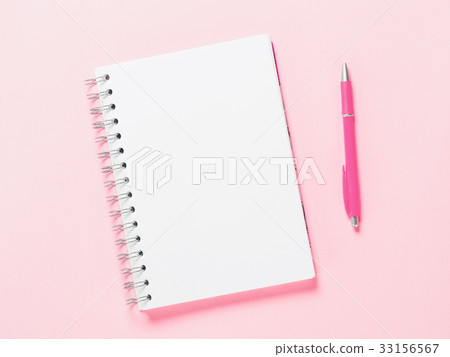 Top view of blank note with pen on pink background 33156567