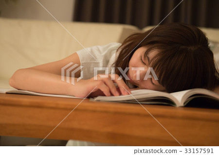 一個在桌上打盹的女人 33157591