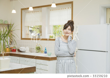 Woman in the kitchen 33159210