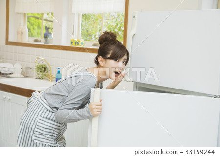 Woman in the kitchen 33159244