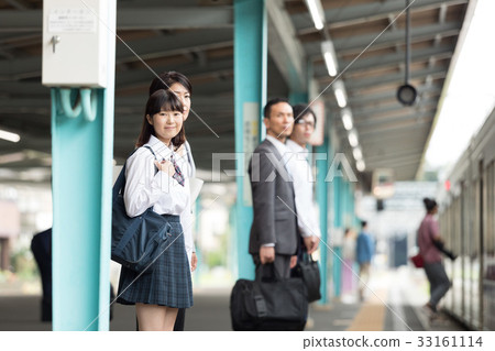 High school girl shooting cooperation waiting for the train "Keio Electric Railway Co., Ltd." 33161114