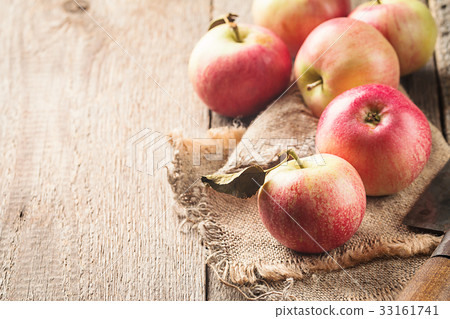 Fresh organic ripe apples 33161741