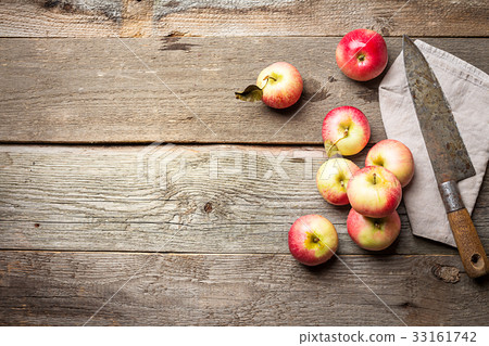 Fresh organic ripe apples 33161742