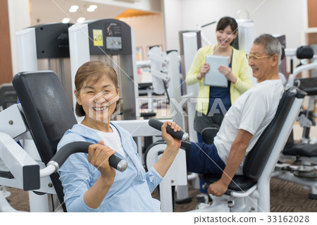 Gym senior couple active muscle training Gym senior couple active muscle training 33162028