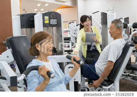 Gym senior couple active muscle training Gym senior couple active muscle training 33162029