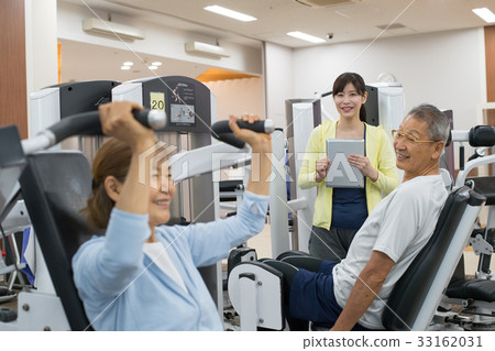 Gym senior couple active muscle training Gym senior couple active muscle training 33162031